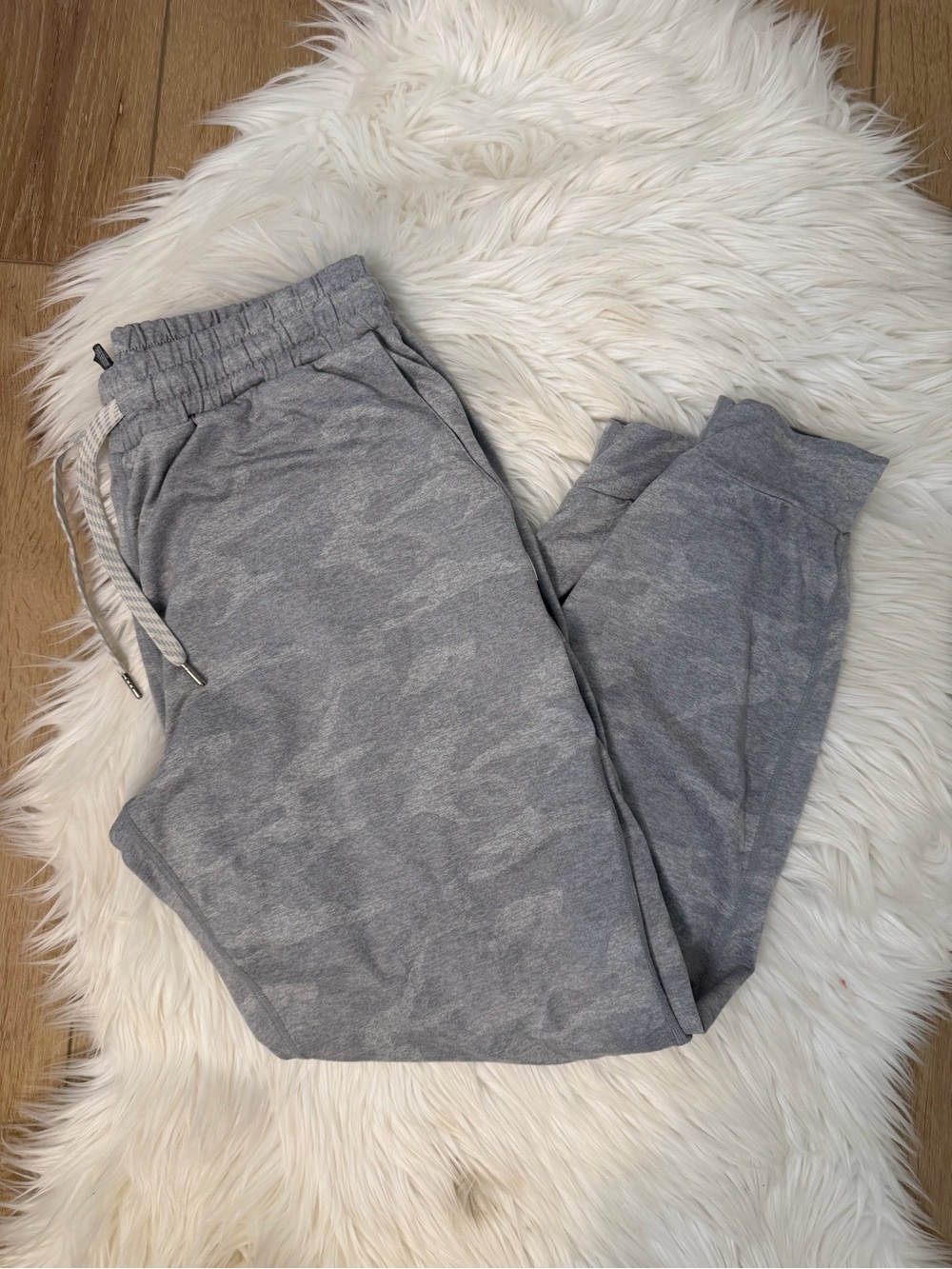 Vuori Women’s Performance Pale Heather Gray Camo Joggers Size Medium